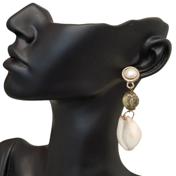 NWOT BOHO SEASHELL, GLASS BEAD & FAUX PEARL DROP STYLE EARRINGS - Picture 2 of 6